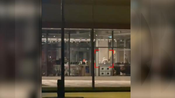 Momentul în care un hoț sparge un magazin Altex din Reșița, în creierii nopții