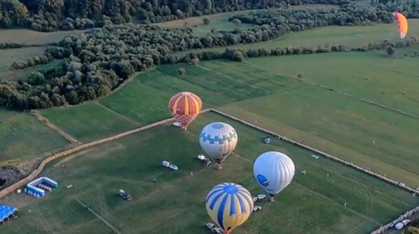 Zbor cu balonul cu aer cald, o experienţă demnă de poveşti în Mureş. Zeci de oameni s-au bucurat de priveliştea inedită: "Sunt ceva absolut fenomenal"