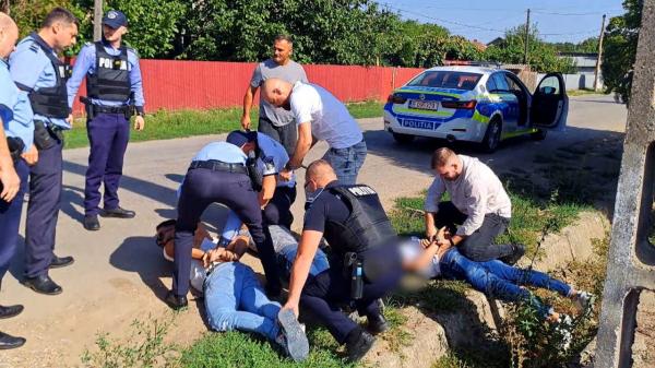 Doi tineri, o escrocherie nereuşită. Au cerut 1.000 de lei în schimbul unui telefon găsit pe o bancă în Tecuci. Proprietara a apelat la poliţie