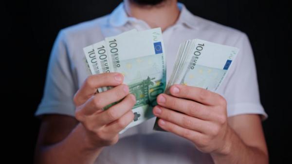 Creditele în valută, tot mai atractive pentru români. Împrumuturile în euro și alte monede, în creștere cu 20% față de anul trecut