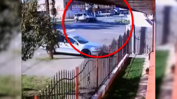 Patru persoane, în stare gravă la spital, după ce un microbuz s-a ciocnit cu un autoturism în Timiş. Una dintre victime, transportată cu elicopterul SMURD