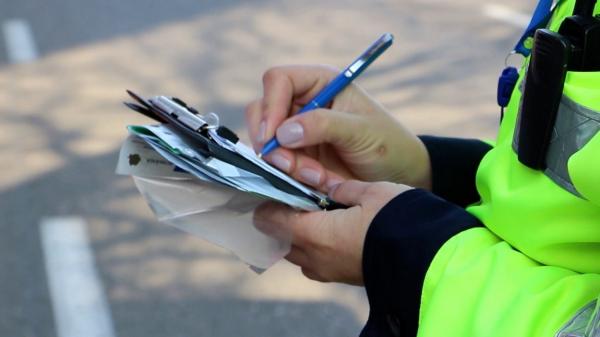 Reguli noi pentru șoferi și polițiști. Crește punctul de amendă, iar agenții vor fi testați antidrog - proiect