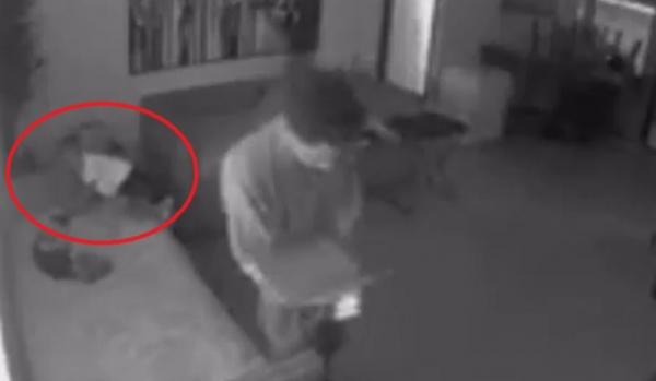 O fetiţă de 3 ani s-a împuşcat singură, în SUA. A vrut să se joace cu pistolul, dar a apăsat din greşeală pe trăgaci