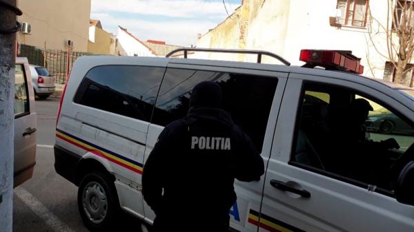 Și-a pus colega la pământ și a lovit-o cu picioarele până a desfigurat-o, în fața celorlalți elevi. Elevul de 17 ani din Mioveni a fost arestat