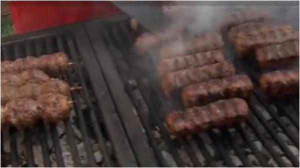 Care este rețeta pentru micii pefecți. Cât trebuie ținuți pe grătar și care este cea mai potrivită garnitura