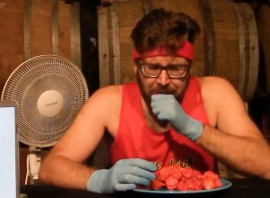 135 de ardei iuţi mâncaţi dintr-un foc. Un canadian şi-a doborât propriul record mondial, dar nu recomandă nimănui să-l imite