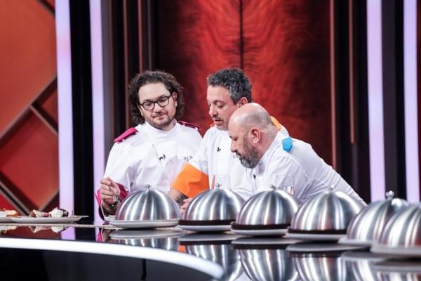 Chefi la cuţite, lider de audienţă. Aseară, Chef Scărlătescu a câştigat cel de-al treilea battle, folosind o amuletă spectaculoasă
