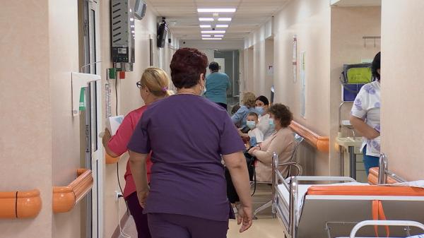 Noul val de COVID a umplut camerele de gardă din România. Simptomele infectării cu tulpina extrem de contagioasă