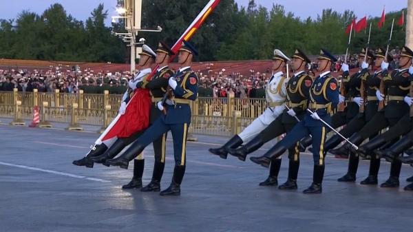 Beijingul, "inundat" de zeci de mii de oameni pentru a sărbători Ziua Naţională a Chinei. Tradiţia respectată cu sfinţenie în Piaţa Tiananmen