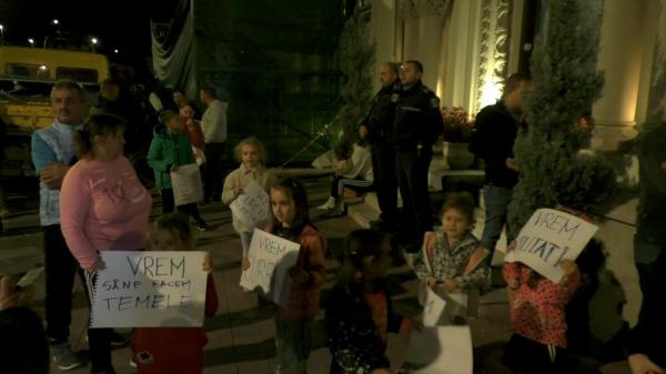 Cum au fost păcăliţi de un dezvoltator zeci de localnici dintr-un cartier din Târgu Jiu. De 15 ani se plâng că trăiesc ca-n Evul Mediu