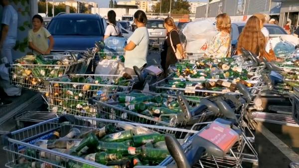 Oltenii s-au înghesuit la reciclat. Cu coşurile pline de doze şi pet-uri au făcut coadă în faţa magazinelor; au fost şi recompensaţi
