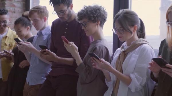 Pe reţelele de socializare, doar cu acordul părinţilor. Un proiect de lege ar putea interzice tinerilor sub 16 ani să aibă acces la Facebook, TikTok sau Instagram