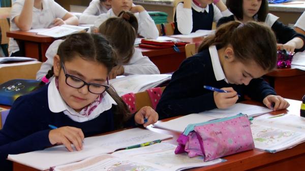 Zile libere pentru elevi în anul şcolar 2023-2024. România e în topul ţărilor europene la vacanţe, dar experţii avertizează: "Copiii au nevoie de un ritm"