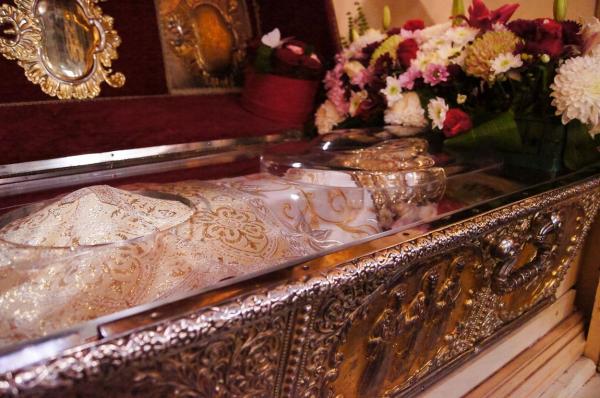 A început pelerinajul la moaştele Sfintei Cuvioase Parascheva. Cel puţin 1.000 de pelerini sunt aşteptaţi să se închine în fiecare oră