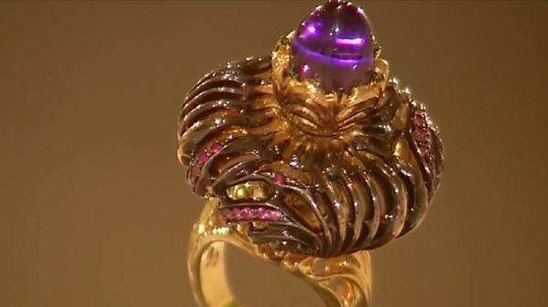 1.200 de euro costă cea mai scumpă piesă expusă la cea mai mare expoziţie de bijuterii contemporane din Bucureşti