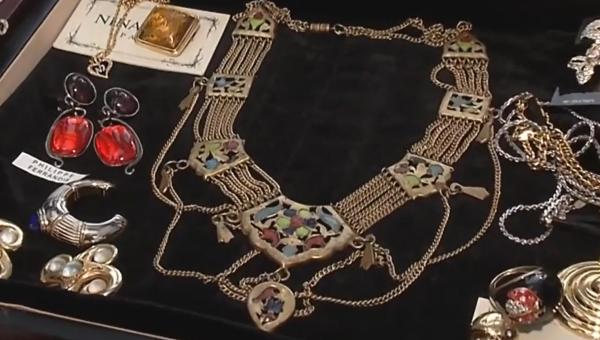 Comorile de la târgul second-hand. Cu cât se vinde un colier vintage, în stil Art Deco, din anii '20