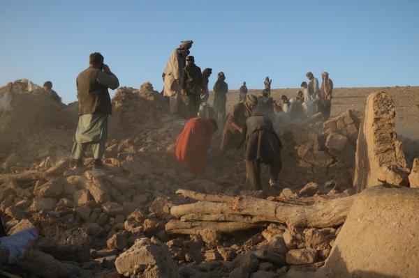 Cutremur de 6,3 în Afganistan, urmat de alte 4 replici puternice. Cel puţin 2.000 de oameni au murit, alţi 510 sunt răniţi