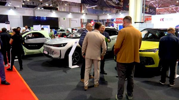 Salonul Auto Bucureşti 2023. Mai mult de 50% dintre maşinile expuse sunt electrice sau hibride: "Românului îi place opulenţa"