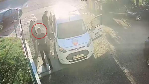 Ultimele clipe din viaţa lui Vișinel. Tânărul a fost scos din mașina poliției locale cu lovituri de picioare, apoi omorât în bătaie