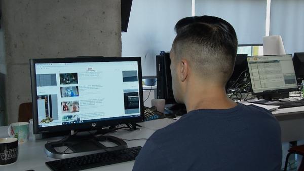 Cine stă peste două ore pe zi cu ochii în ecrane se supune la un risc de care mulţi nici măcar nu sunt conştienţi. Simptome şi măsuri preventive