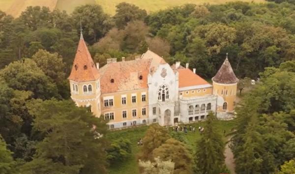 Castelul Calendar din Zau de Câmpie se vinde. Faimoasa clădire a fost scoasă la licitație pentru 2,1 milione de euro