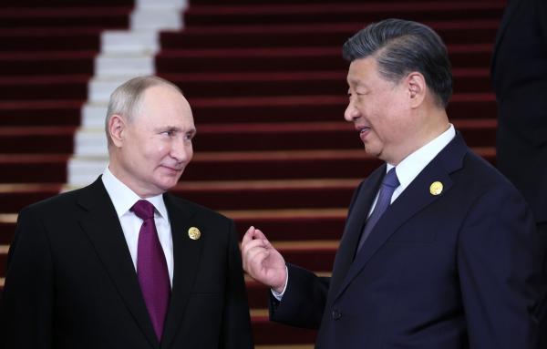 VIDEO. Putin s-a întâlnit cu prietenul Xi care l-a aşezat lângă el la poza de grup. Ce va cere liderul rus la Beijing