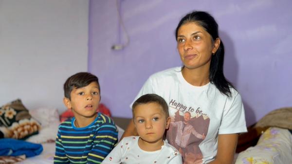 La 4 ani, Nicu abia numără până la 5: de ce nu merge la grădiniţă. Fraţii mai mari rezistă cu greu la şcoală. "Am avut zile când n-am avut bani de pacheţel"