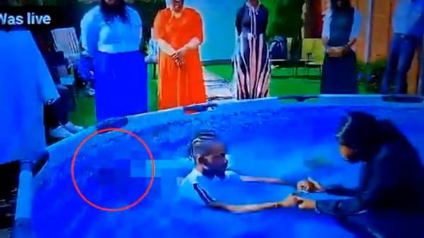 Un bărbat a murit înecat, în timp ce era botezat în cadrul unei ceremonii religioase. De-abia după câteva minute oamenii şi-au dat seama ce s-a întâmplat