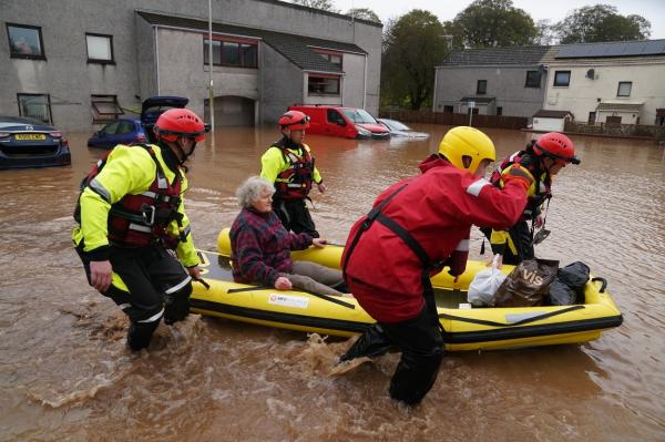 Vestul Europei este măturat de furtuna Babet. O localitate cu 7.000 de oameni a fost evacuată de urgență