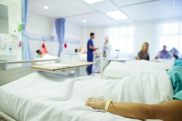 Surse: Trei pacienţi ai unui azil, în comă la spital, după ce s-au intoxicat cu o substanţă folosită împotriva acarienilor