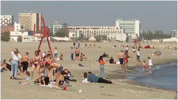 Octombrie a devenit a cincea lună de vară. Turiştii au luat cu asalt litoralul: apa mării a fost mai caldă decât în zilele de vară