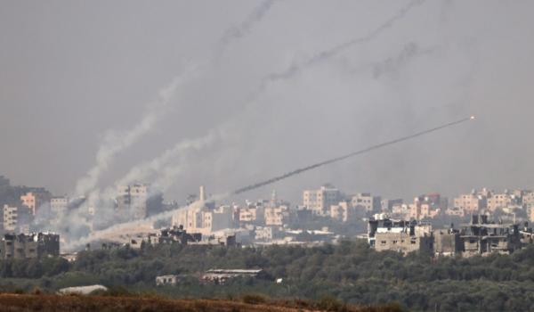 Israelul a lansat peste noapte sute de atacuri aeriene şi raiduri terestre limitate în Gaza. Palestinienii acuză că 1.800 de copii au fost ucişi în ultimele 2 săptămâni