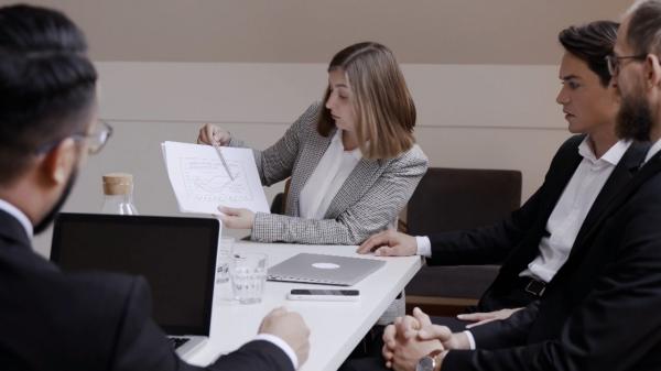 "Voi numiţi asta egalitate?" Zeci de mii de femei intră în grevă, refuză să lucreze, să gătească şi să facă curat în Islanda