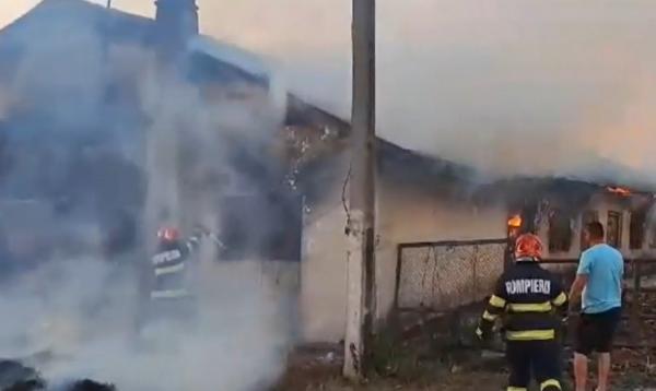 Incendiu puternic într-o gospodărie din Galaţi. Animalele din grajdul cuprins de flăcări nu au avut nicio şansă de scăpare