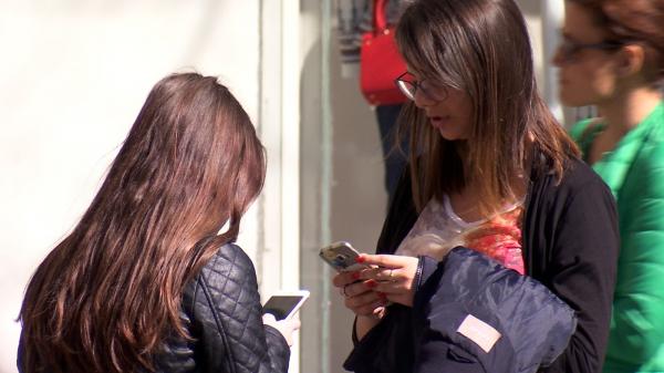 Cu un singur click, părinţii pot afla pe cheltuie copiii banii: "A devenit mai zgârcită de când are card!" Cum funcţionează cardurile pentru minori