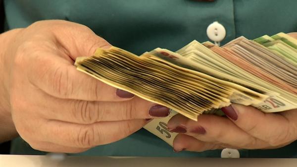 Scumpirile golesc portofelul. Doar 3 din 10 angajaţi de la noi reușesc să pună bani deoparte