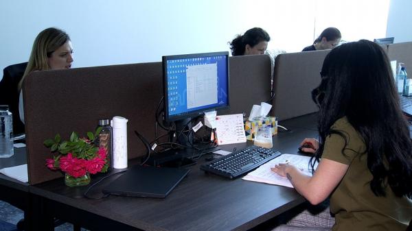 Peste un milion de români vor primi salariile în funcţie de performanţă. Domeniile în care se va aplica noua regulă