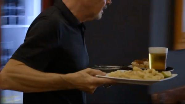 Amendă usturătoare pentru patronul unui bar din Târgu Jiu care ținea un chelner și câte 9 ore la muncă deși acesta avea contract pe doar 2 ore