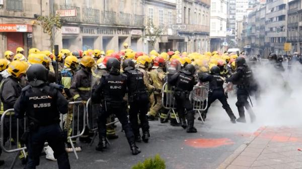 Bătaie între pompieri şi politişti, în Spania, pe fondul grevelor. S-au folosit până şi aruncătoare de flăcări