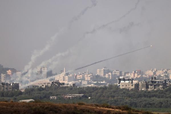 Hamas a lansat, noaptea trecută, cel mai mare tir de rachete asupra Israelului, de la începutul conflictului. Resturi au căzut peste populaţie