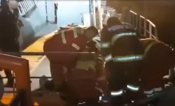 A avut zile. Un muncitor a scăpat ca prin minune după ce a căzut de pe o macara, în portul Constanţa