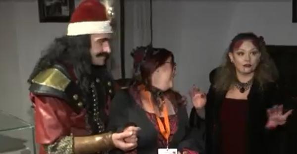 Petrecere "de groază" la Castelul Bran. Mii de oameni s-au costumat în personajele preferate pentru o seară de Halloween perfectă