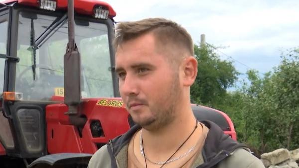 S-a întors din Italia pentru un job de 10.000 de lei, pe un utilaj de 300.000 de euro. "E mai bine aşa"