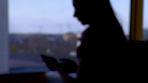 Chinuită, supusă la perversiuni şi agresată sexual de 14 ori de un coleg de şcoală. Fata de 11 ani, consiliată psihologic ca să treacă peste traumă