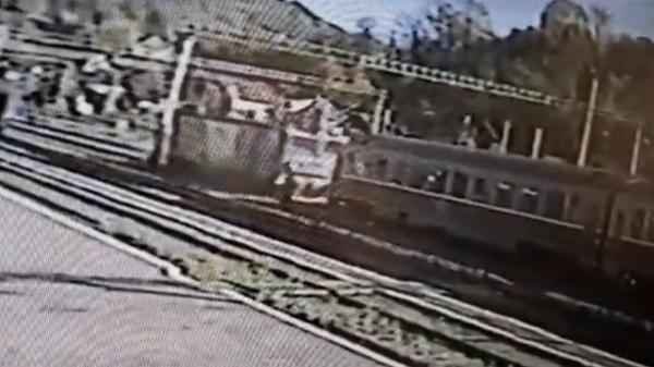 Locomotivă scăpată de sub control, într-o gară din Bistrița-Năsăud. O femeie, conductor de tren, a fost rănită