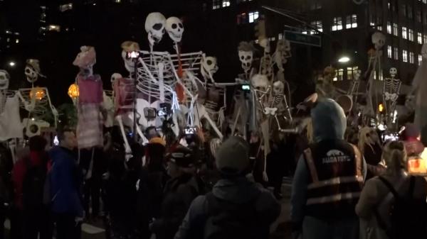 Paradă de Halloween la New York. Mii de oameni au ieşit pe străzi costumaţi: "Este al zecelea an când venim"