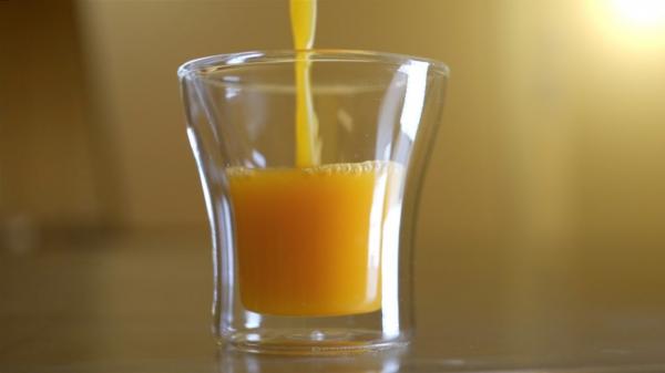 1 litru de suc de portocale a ajuns la aproape 10 dolari, record absolut. Boala dragonului galben a făcut prăpăd la recolte