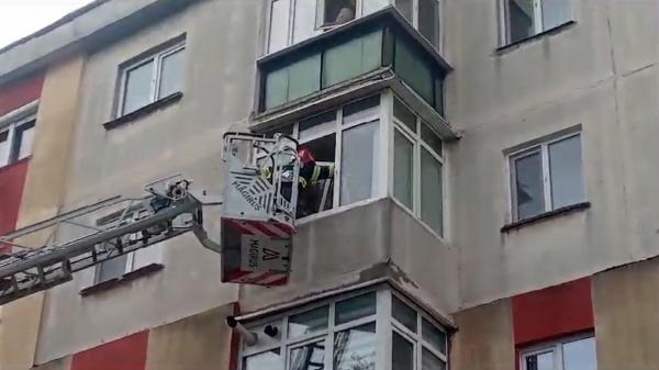 Un copil de 4 ani s-a încuiat în casă şi a refuzat să le mai deschidă părinţilor. Pompierii l-au găsit uitându-se la desene animate