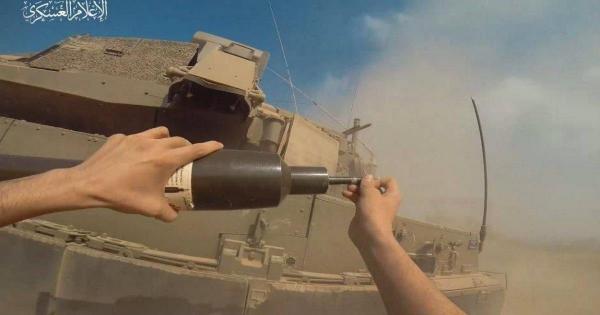 Filmare "nebună" publicată de Hamas. Momentul în care un luptător pune o bombă pe un tanc israelian şi apoi trage cu un RPG. Totul în timp ce recita din Coran