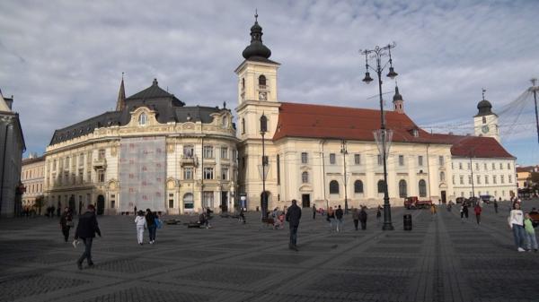 Au început pregătirile pentru Târgul de Crăciun de la Sibiu. Când ar trebui să fie gata spectacolul cu lumini